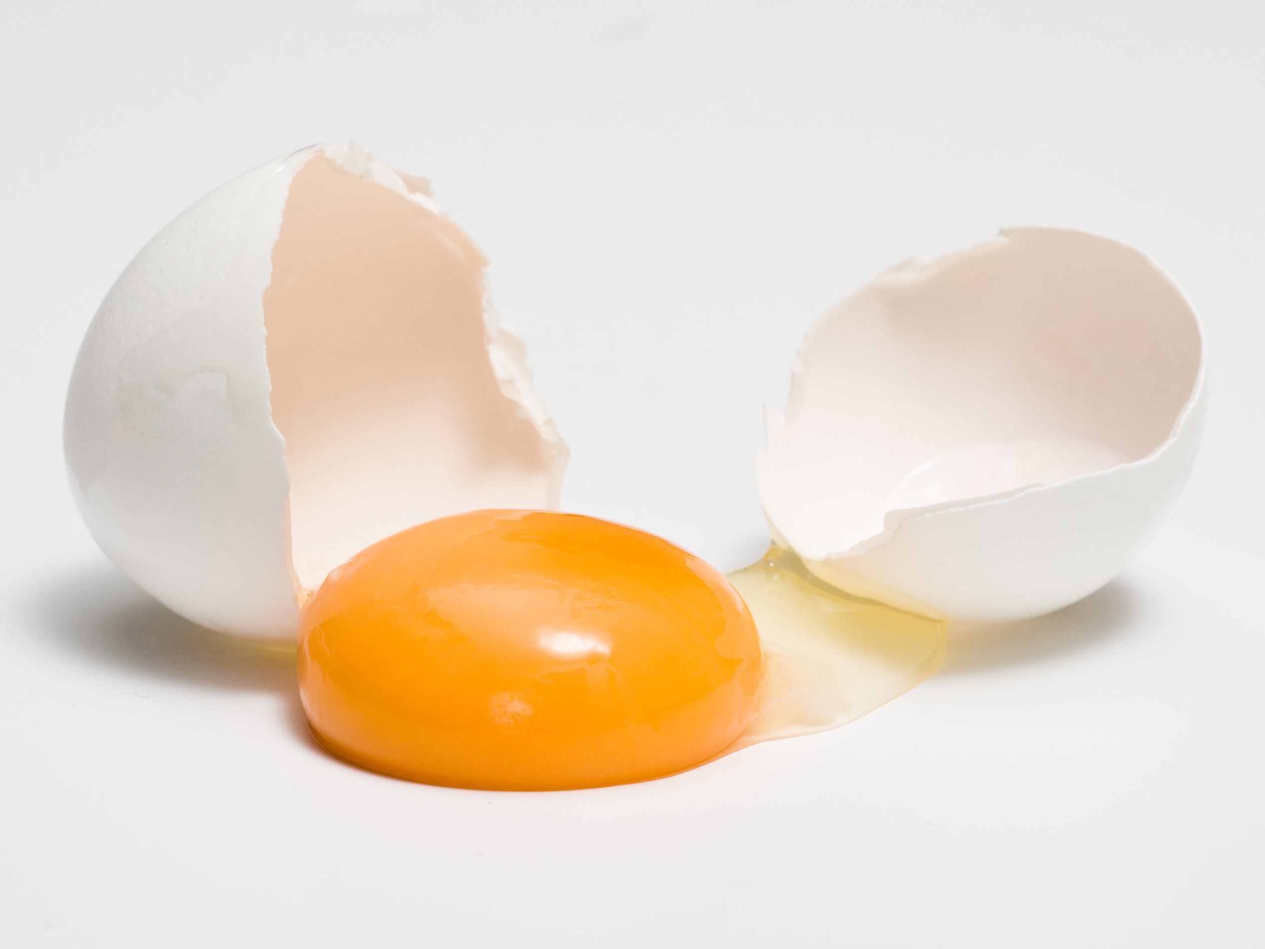 Желток прилагательное. Яичный желток на прозрачном фоне. Яичный желток на белом фоне. Яйцо льётся. Разбитое яйцо картинка.